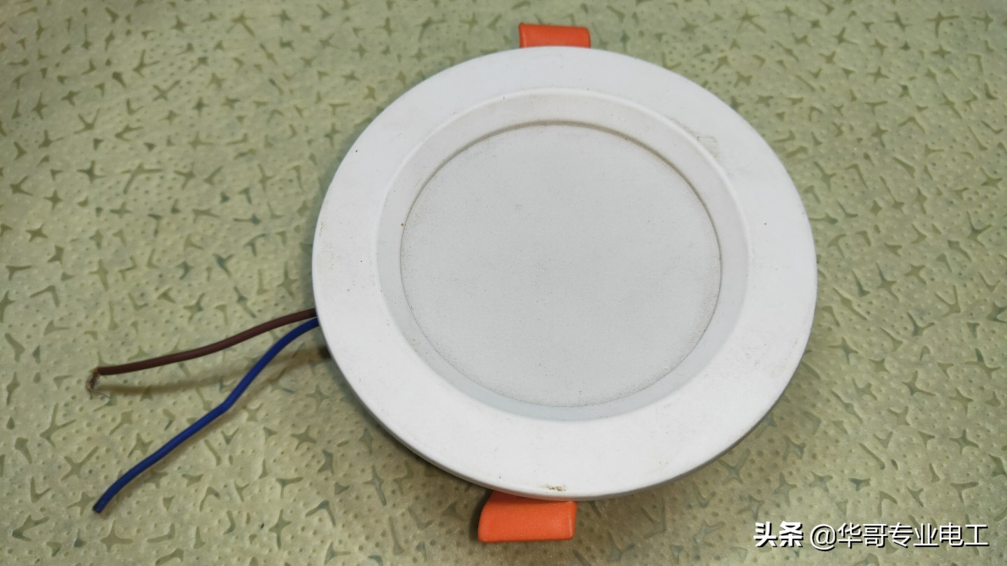 led灯关了还发弱光怎么解决,led灯关了会闪一下是什么原因