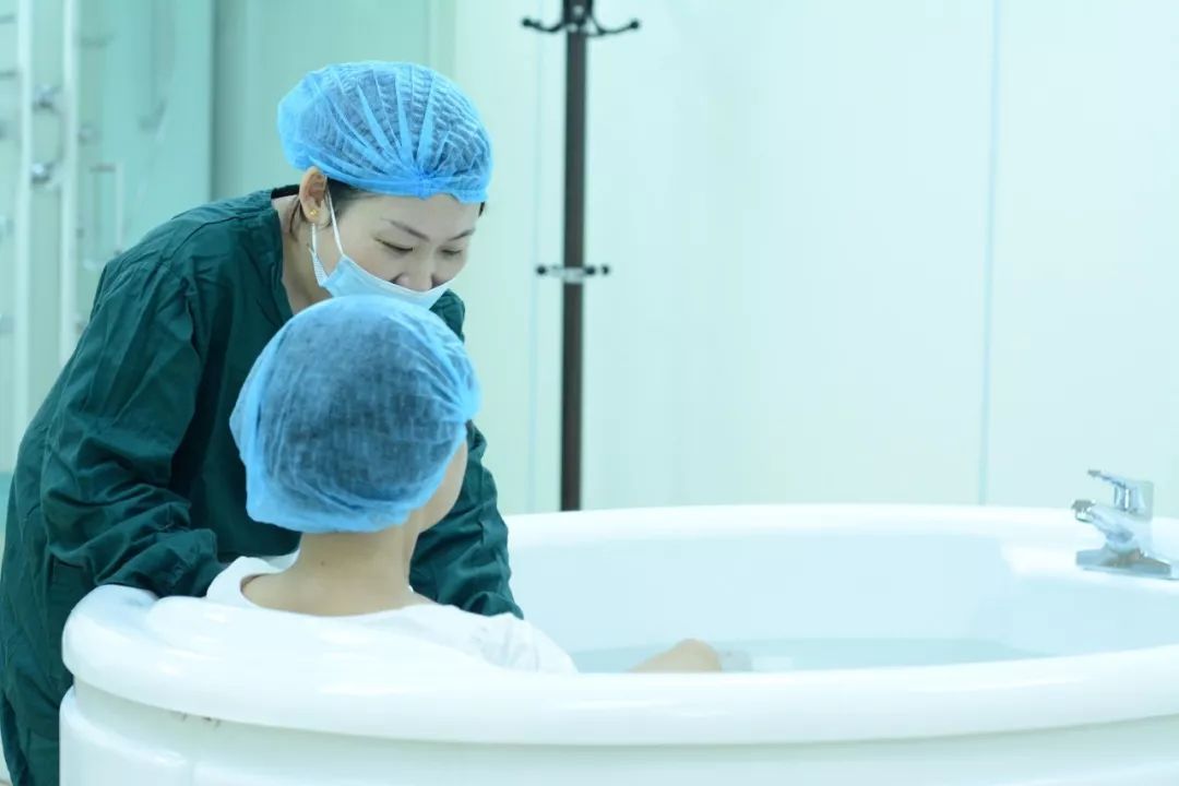 中国孕妈水中分娩整个过程,孕妇在水中分娩有什么好处