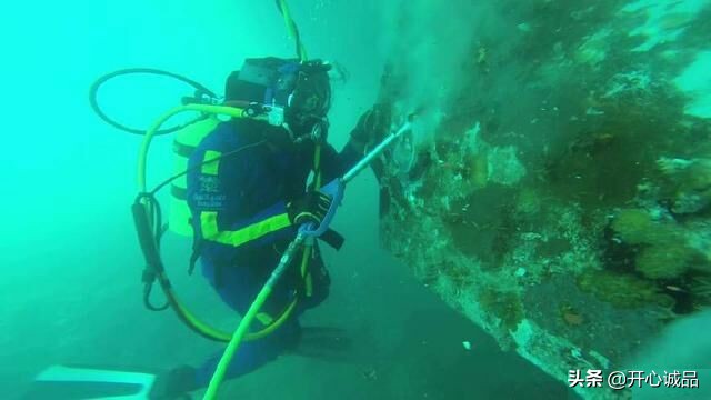 极限工作之船底清洁：虽说大船底能刮好几十吨海鲜，你敢去吃吗？