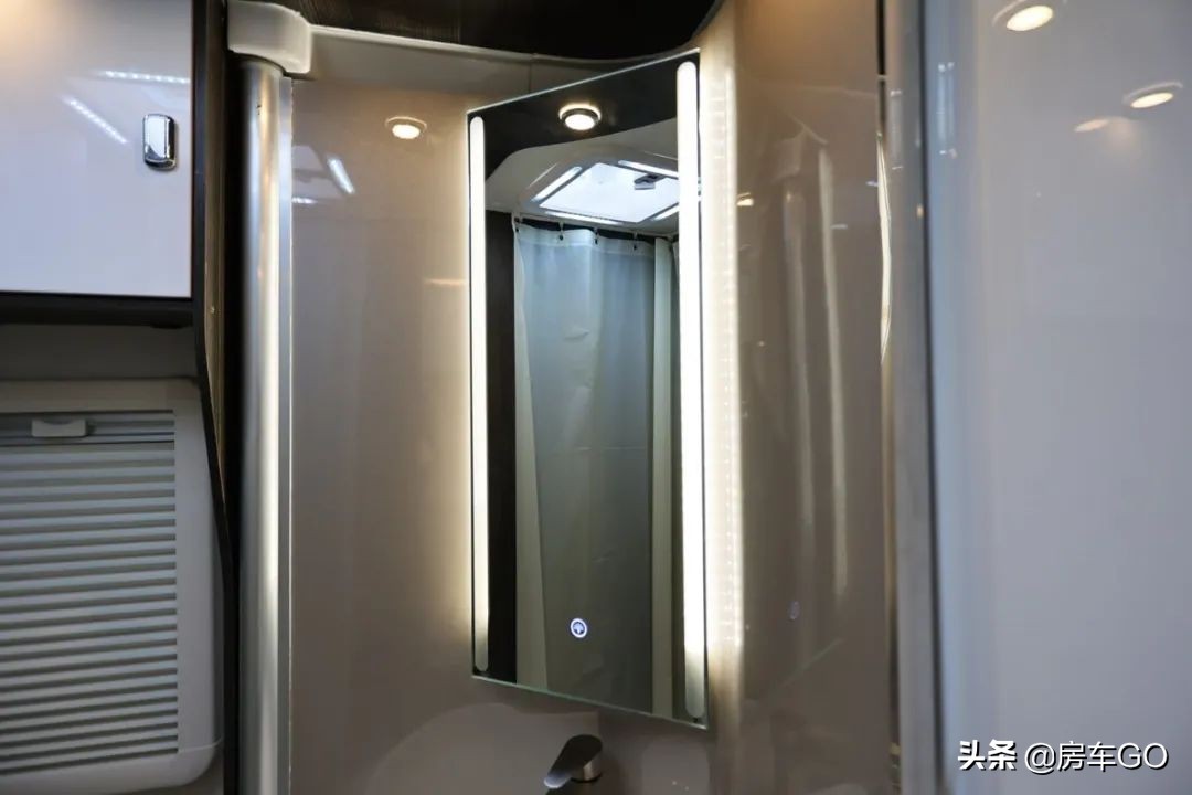 这台房车有5种充电方式，车内电器语音控制，卫生间也是干湿分离