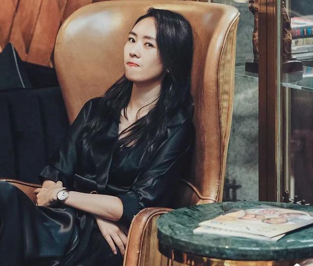 顾佳戴的项链是玫瑰金还是黄金,三十而已顾佳戴的那款项链叫什么