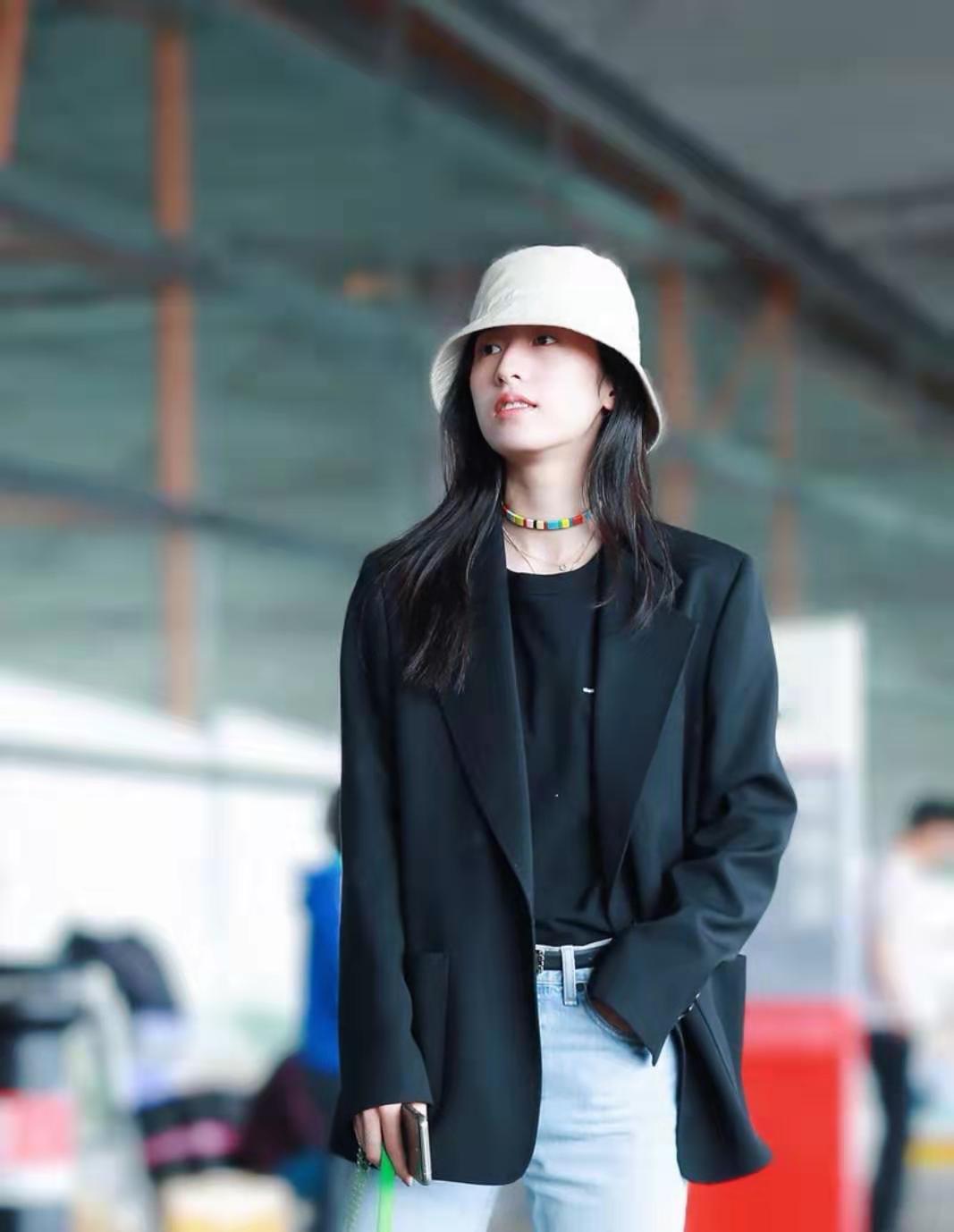 周雨彤太会穿了，白色的皮衣+运动裤，从头到脚真得很时尚