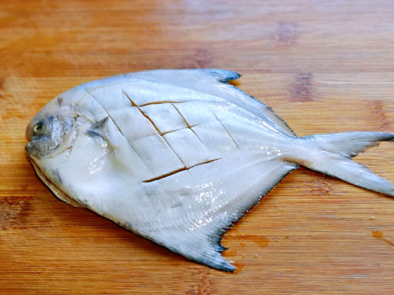 铁板金鲳鱼的正确吃法,孜然烤金鲳鱼好吃吗