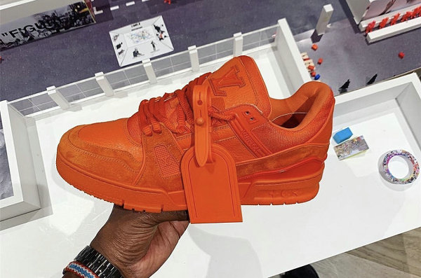 什么奢侈品牌子运动鞋好穿,高街红色运动鞋