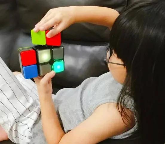 浙江65岁老奶奶通过职业魔方考级,65岁奶奶过魔方考级