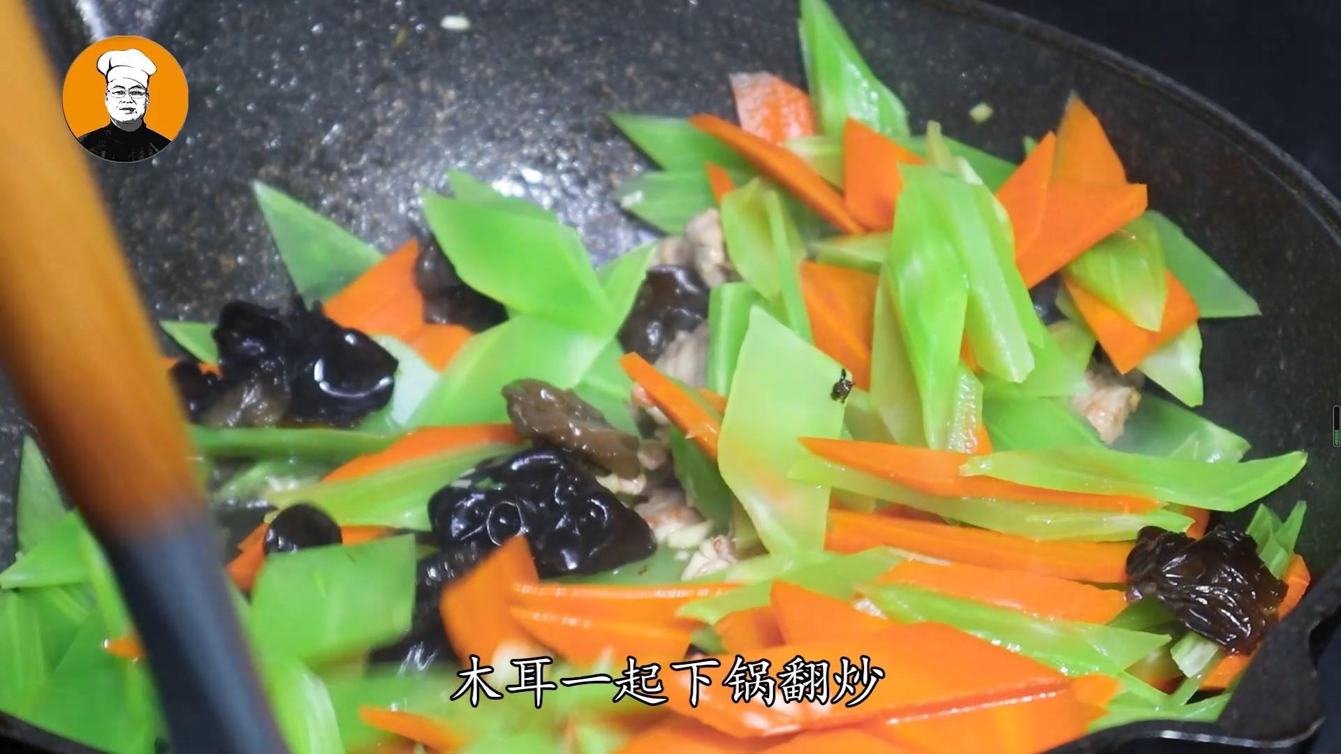 如何炒莴笋又好吃又好看,莴笋这样炒才能炒出饭店的味道