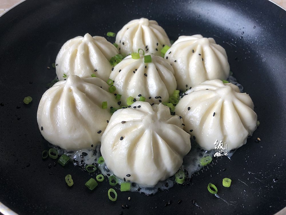 韭菜水煎包下锅放清水,水煎包放淀粉水还是清水