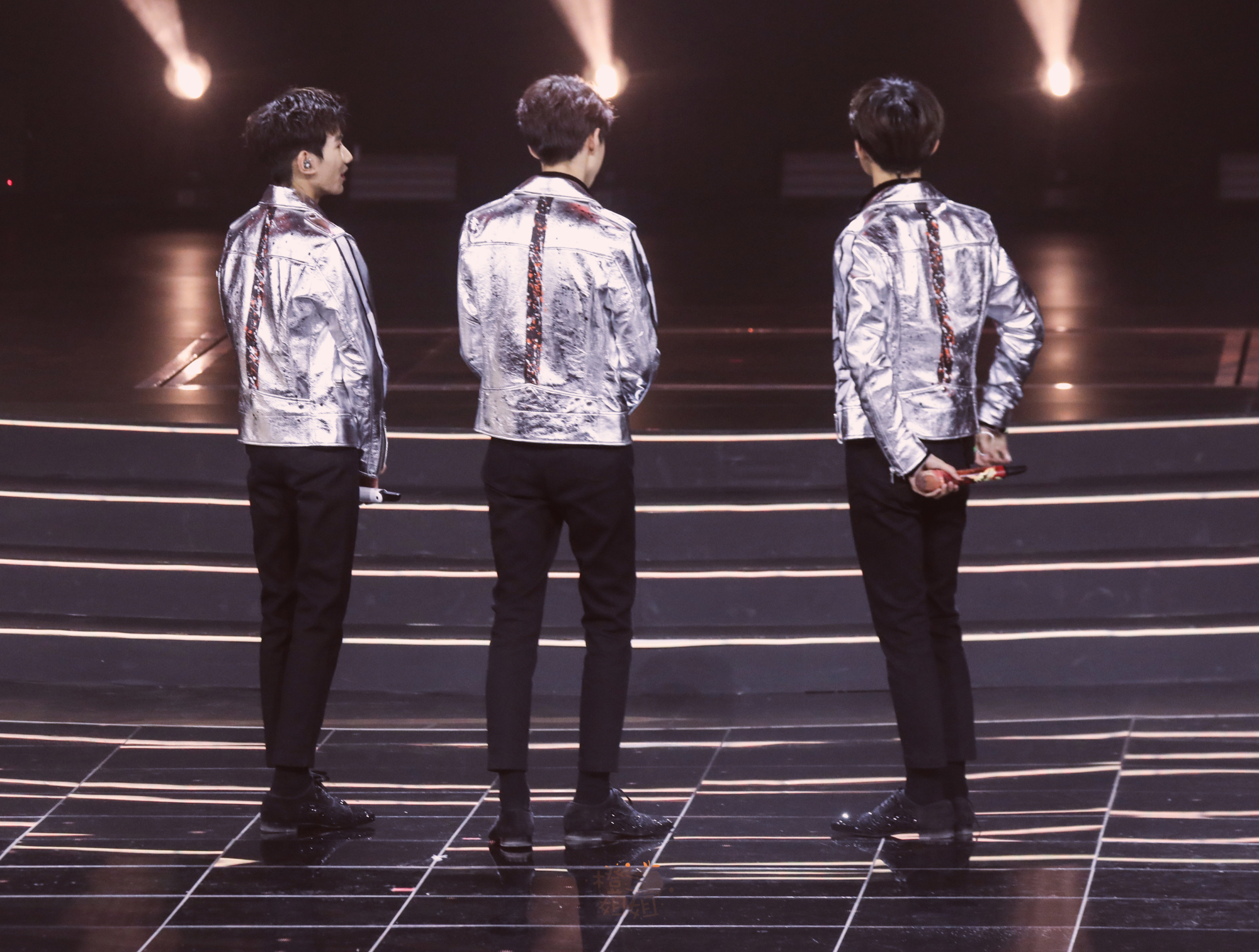 tfboys王俊凯白西装,tfboys十周年王俊凯外套