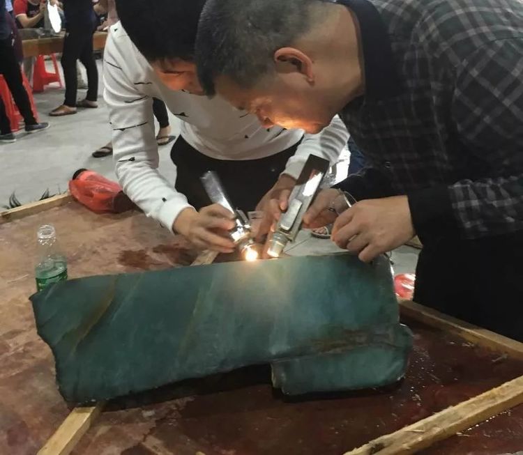 赌石为什么有十赌九输,花两万买的翡翠是不是真的