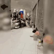 优衣库上演“丧尸围城”，大爷大妈们看呆了...