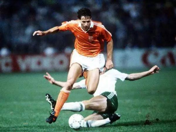 欧洲最伟大运动员,范巴斯滕因什么伤病退役