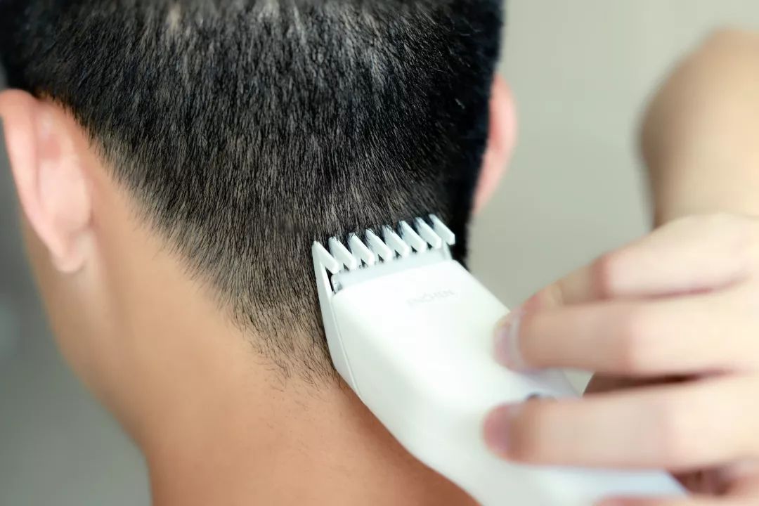 这月的烟钱全靠它了！剪一次就回本的陶瓷刀头理发器