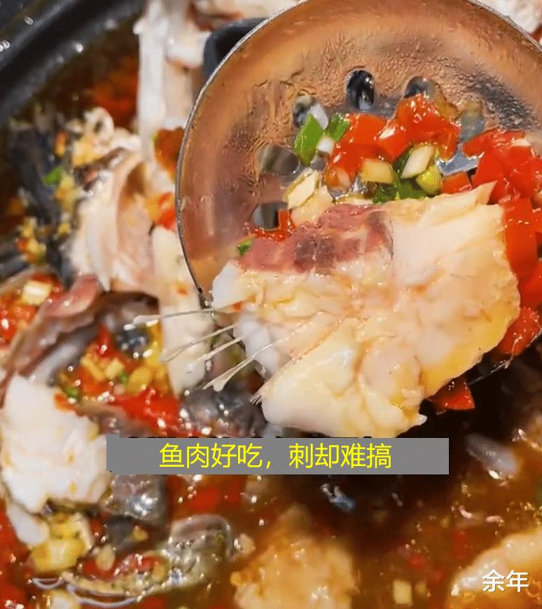 小孩被鱼刺卡住,男孩被四厘米鱼刺卡住喉咙