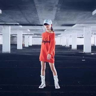 9岁小姑娘滑板视频,9岁滑板女孩