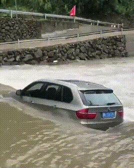 搞笑gif你们这些城里人太会玩了,搞笑gif逗比的世界你永远理解不了