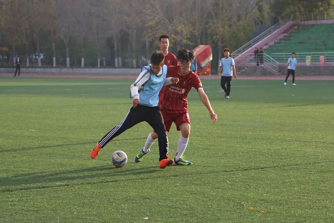 绿茵驰骋挥洒青春辽传首届“双建杯”足球赛火热开赛