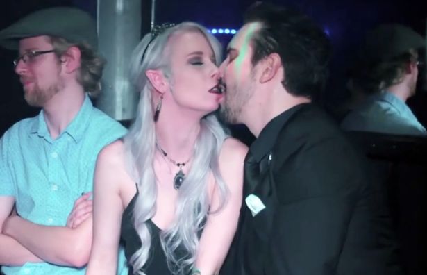 美国夫妻自称为吸血鬼国王及王后,靠每月吸食供血女友血液为生