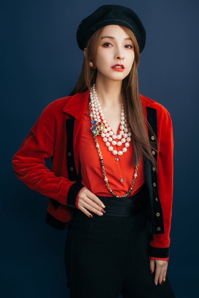 吴昕惊艳装扮,吴昕拼色贝雷帽