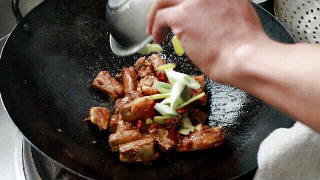 排骨直接焯水,难怪又腥又柴!记住3步,软烂可口,香到骨头里