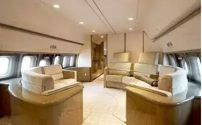 美国富豪“淫媒”死亡，“*奴性**岛”牵涉多少政要权贵？