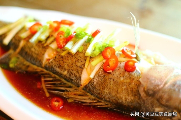 清蒸速冻鲈鱼最好吃的做法,清蒸鲈鱼好吃有诀窍