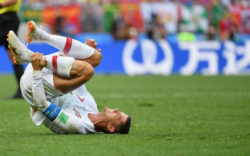 科普：都别争了！IFAB告诉你，梅雷特对C罗的犯规100%红牌！