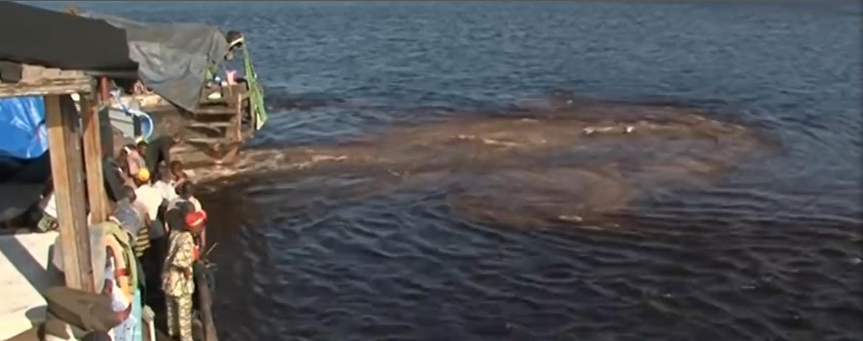 非洲货船严重超载，1700人挤在上面没有厕所，晚上开船用手电照明