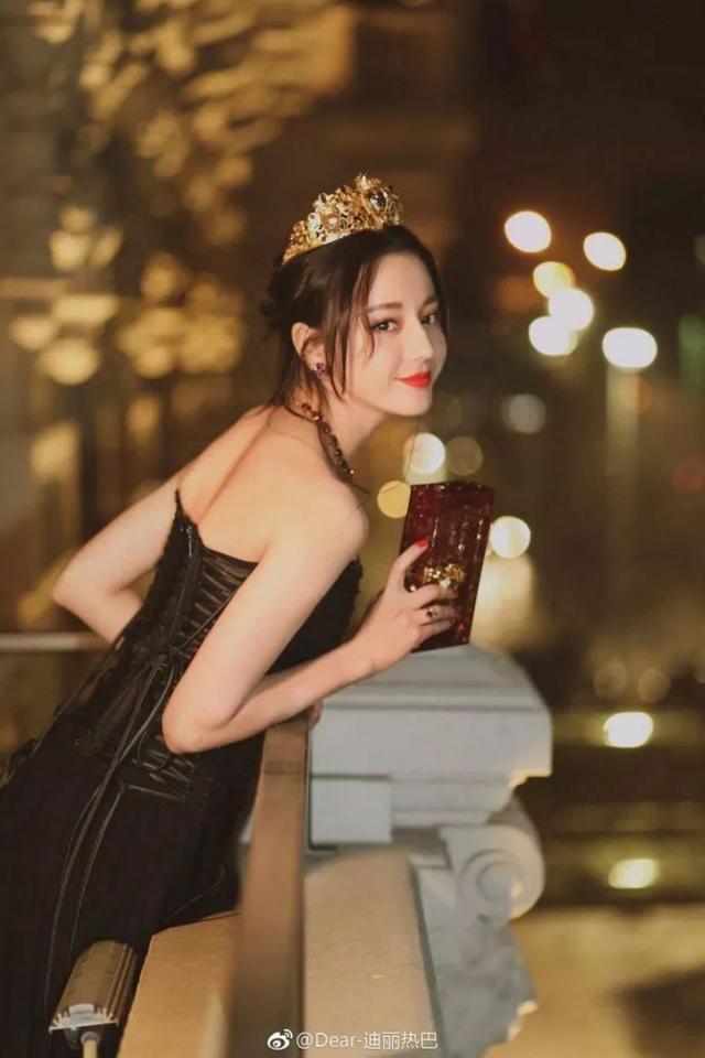 迪丽热巴和唐嫣同穿亮片裙,迪丽热巴和唐嫣穿同款公主裙