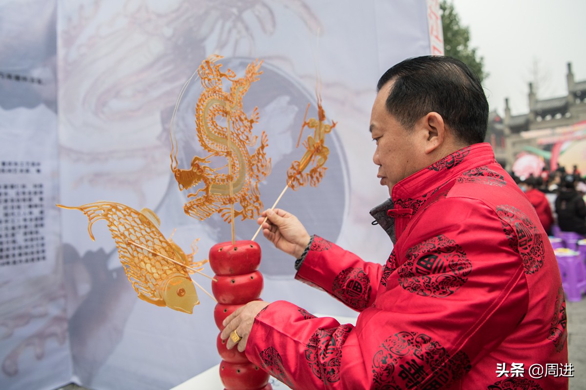 景区摆摊制作糖画,非遗糖画艺人摆摊