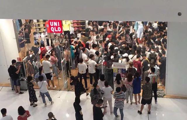 今天抢购优衣库的人，有没有资格嘲笑抢购鸡蛋的大妈？