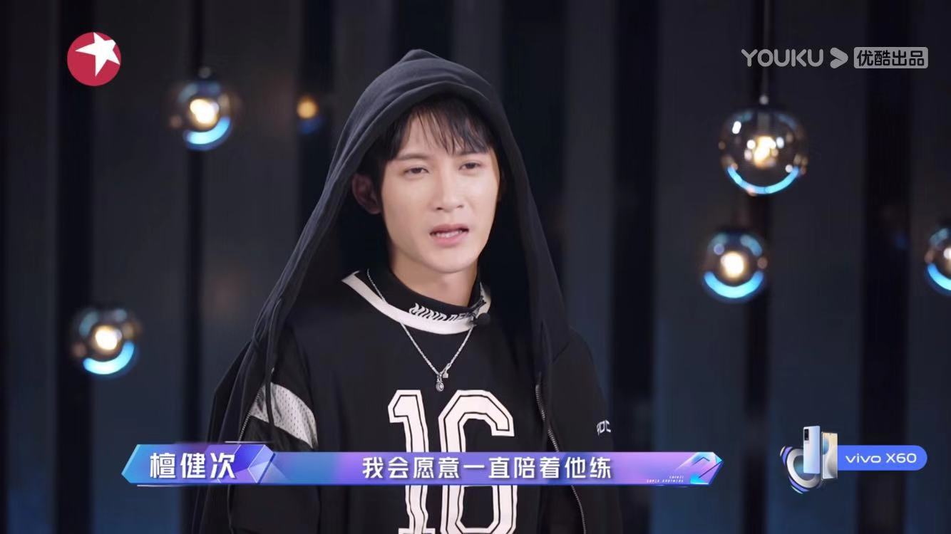 无颜、哑嗓、广场舞水平的搞笑担当烧老师凭啥得“小考”第一？