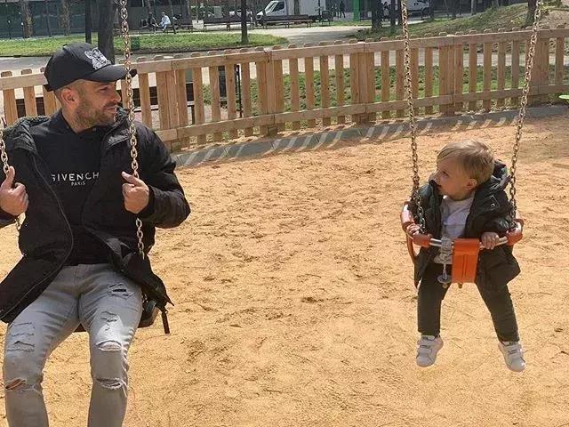 你们在此不要动,爸爸们去场边喝喝茶