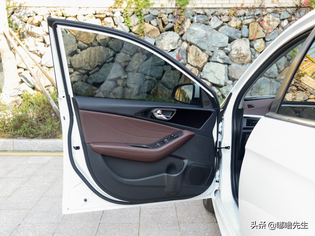 东南a5翼舞手动2021翼尚版价格,东南a5翼舞真实油耗多少钱一公里