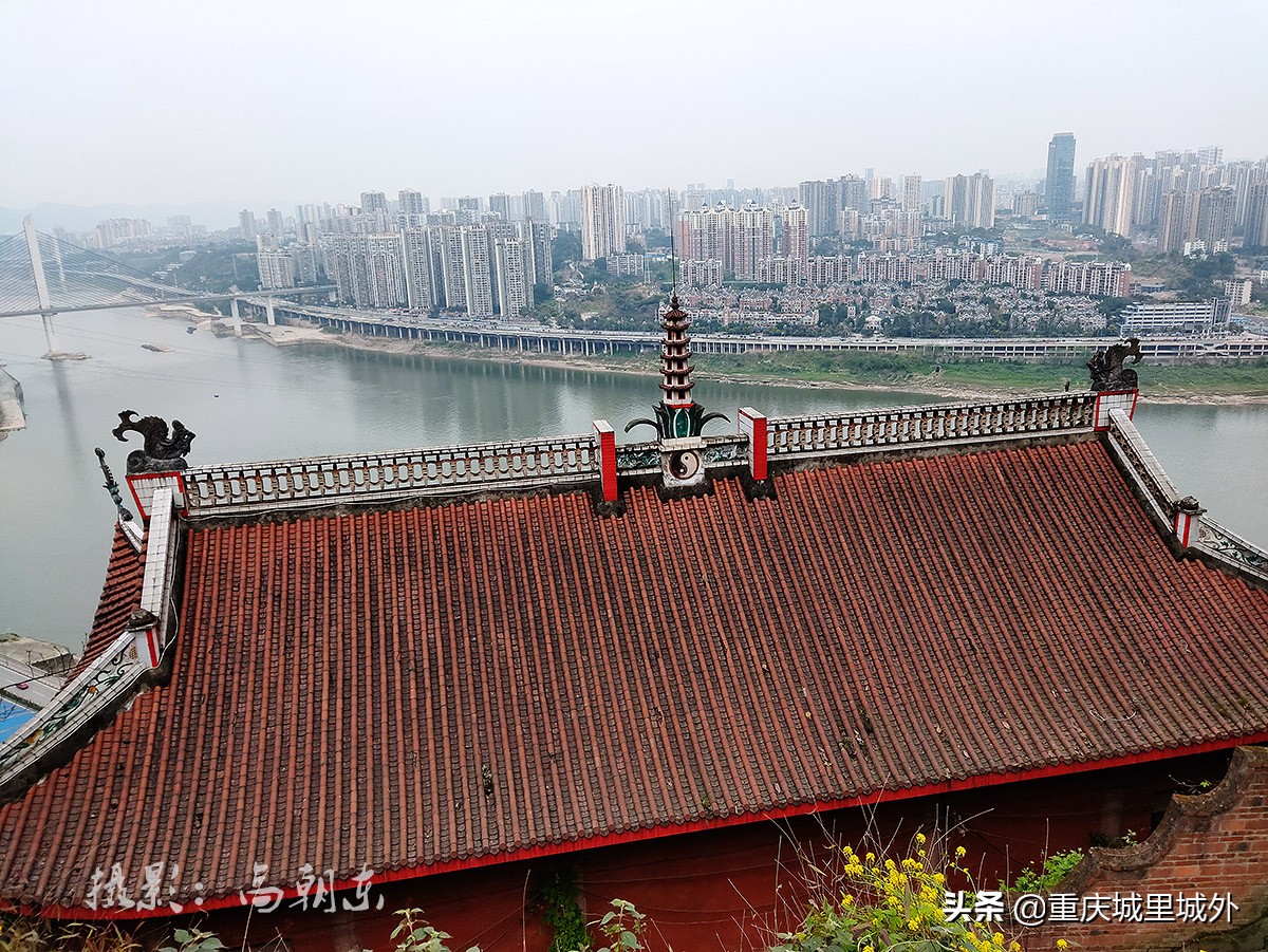 好奇探寻平顶山顶是否“平”，无意发现了渝中区与沙坪坝区的界牌