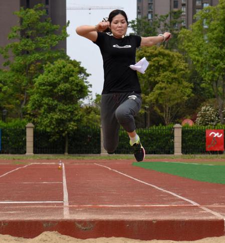 跳远1米姿势错误示范,跳远的错误动作及纠正方法