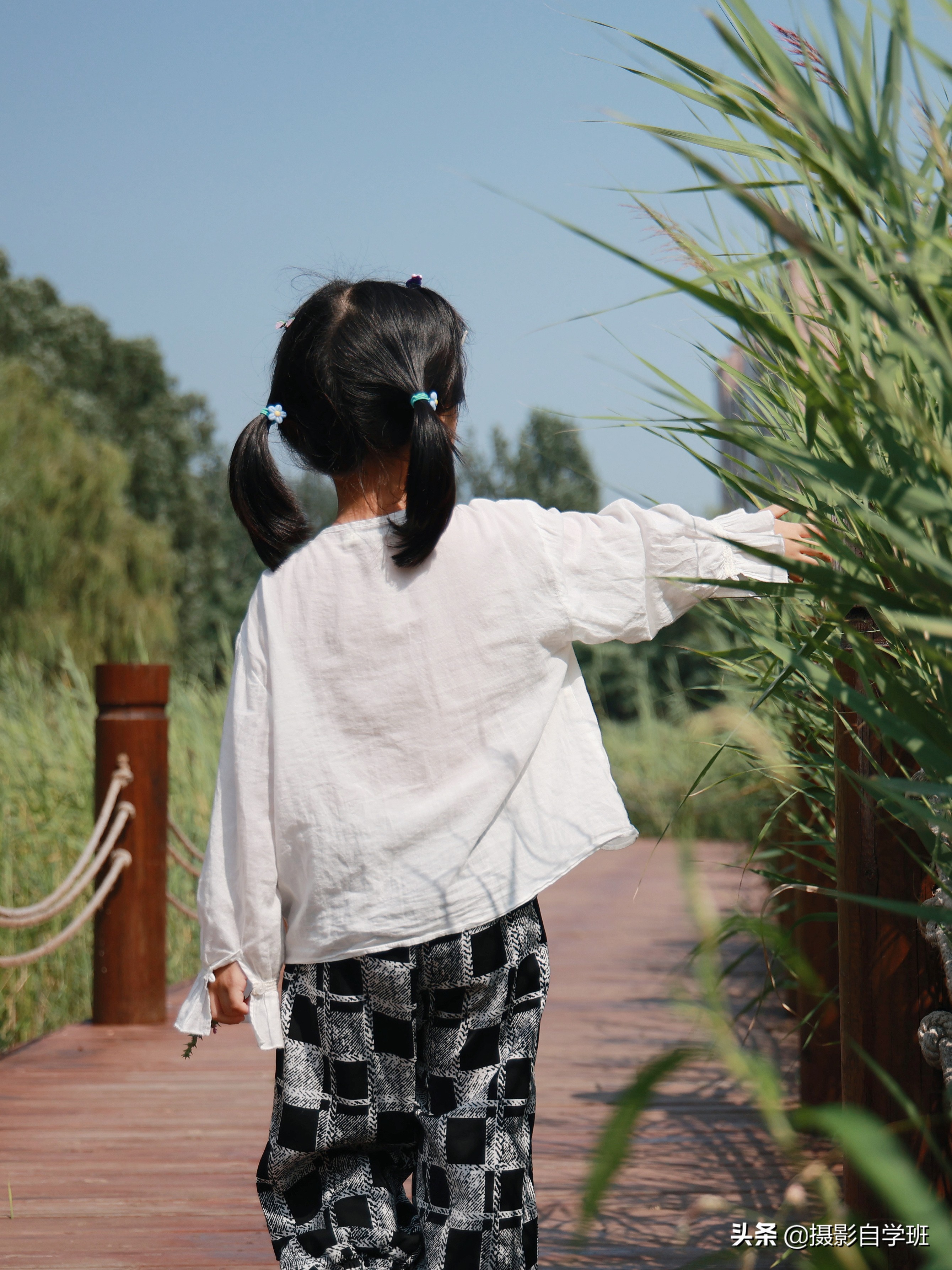 小朋友晚上拍照片怎么拍出高级感,孩子日常生活拍摄技巧和方法