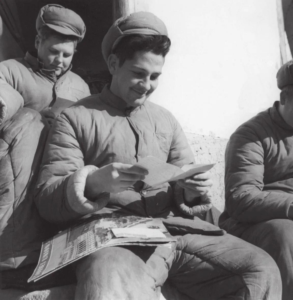 圣诞晚会上，碧潼战俘营的“联合国军”战俘们高呼：志愿军万岁