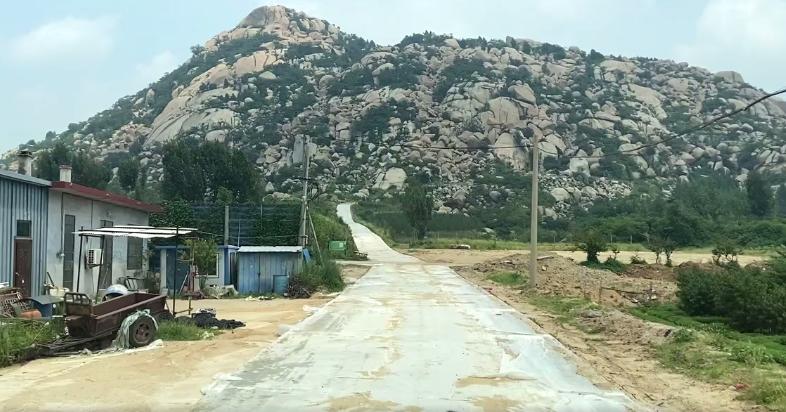 男子登山摔伤昏迷消防员爬山营救,男子中暑晕倒在大山里消防员营救