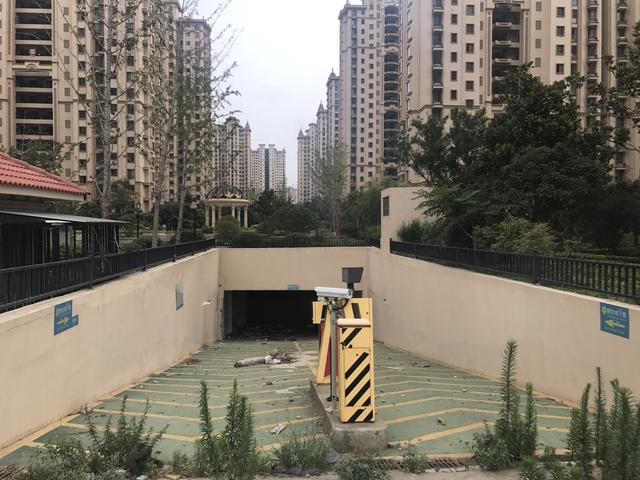 闲置车厢“添堵”，挡住业主回家路，中南世纪城一期地下停车场北门为何封闭6年？