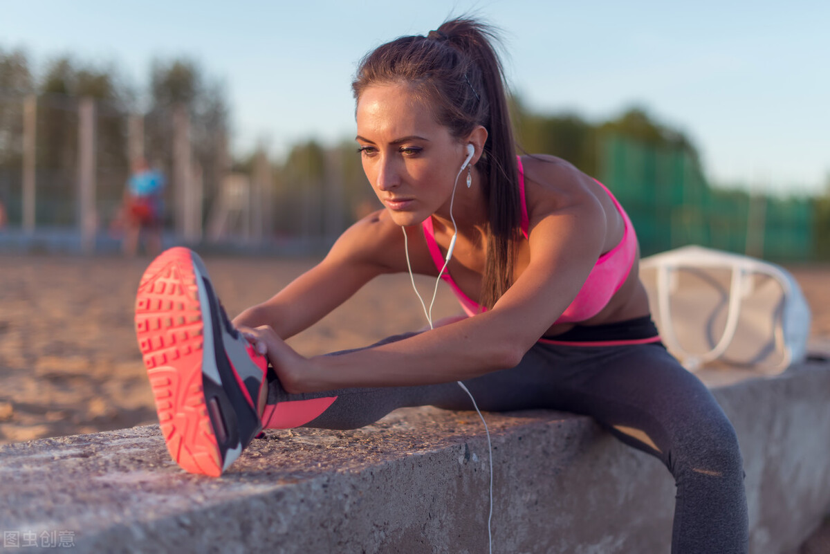 居家健身8分钟深蹲训练,在家健身的运动方式深蹲