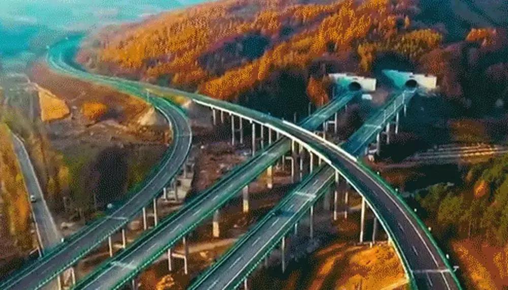 外国人震撼中国9小时建火车站,9个小时建一座火车站