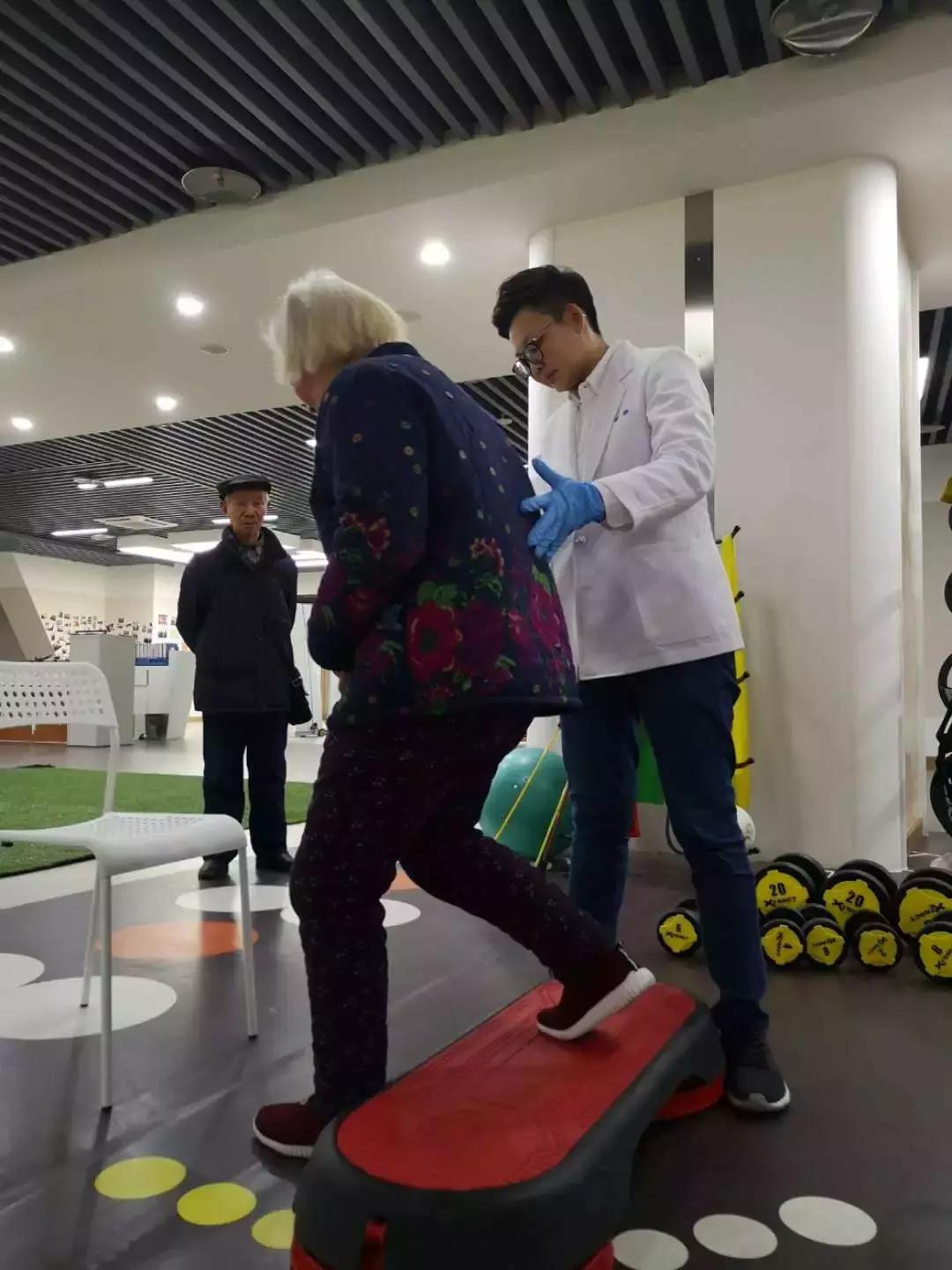 80岁老太太驼背90度能手术吗,老年人驼背有什么好的治疗方法