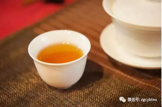 千万小心！长期超量喝茶，可能导致身体脱水，甚至氟中毒！