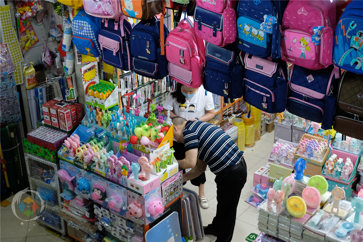 摆地摊袜子10块钱7双能赚钱吗,女大学生摆地摊一晚只赚5块钱