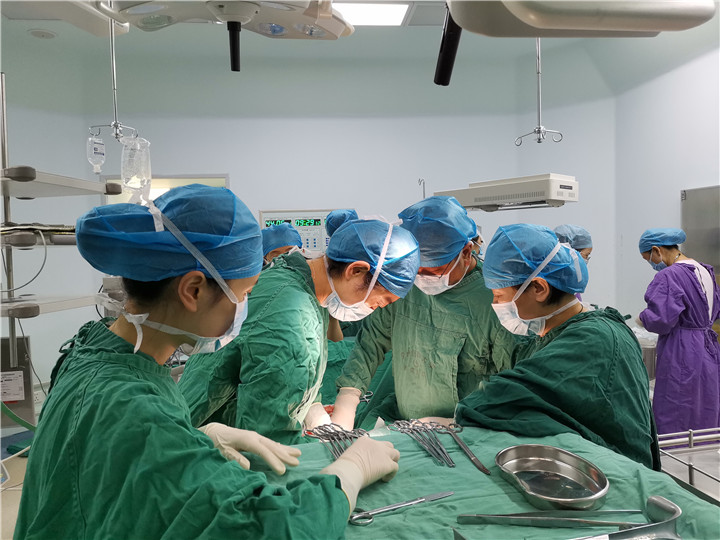 怀孕肚皮表面撕裂生完是怎么样的,胎儿肚皮开裂