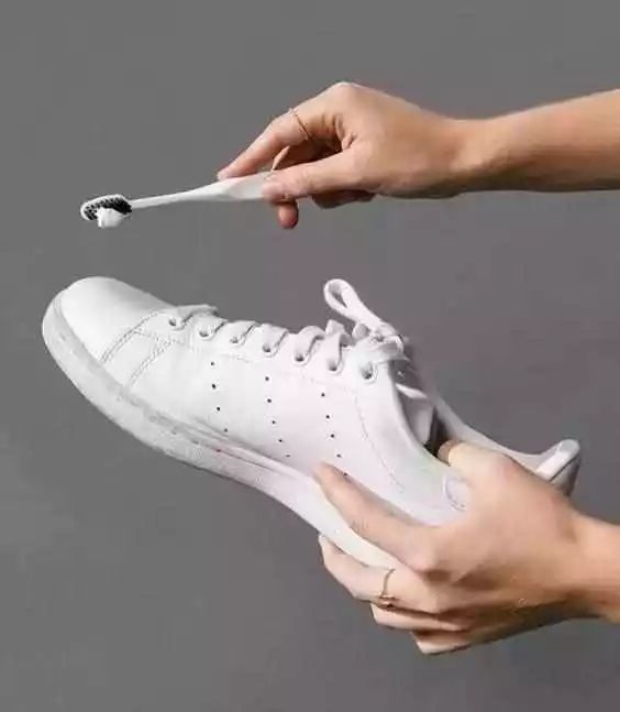 教你个生活小妙招，这样洗出来的白袜子跟新的一样