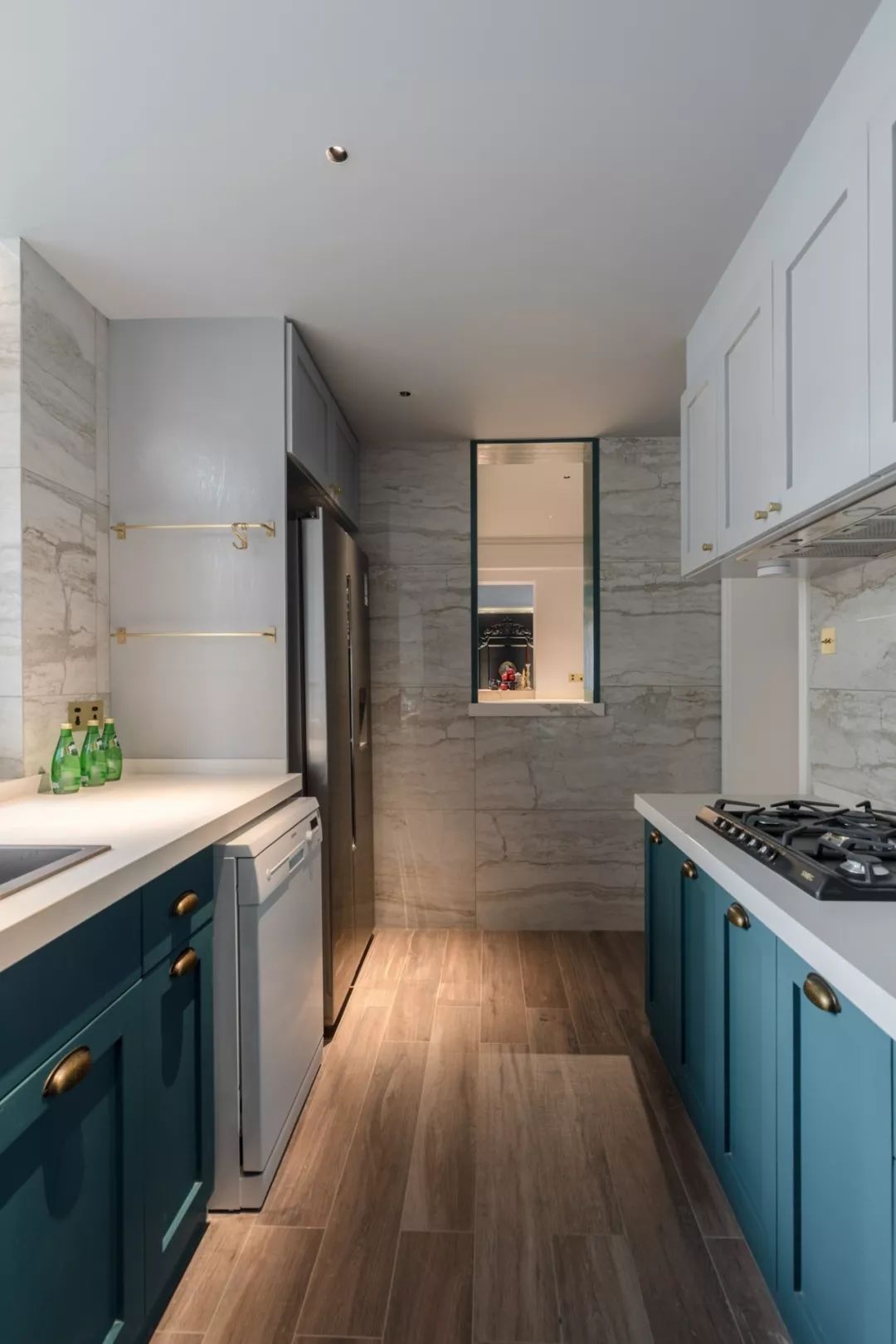 28岁成都女孩180㎡豪宅爆红！砸100W做1室3个衣帽间：壕无人性