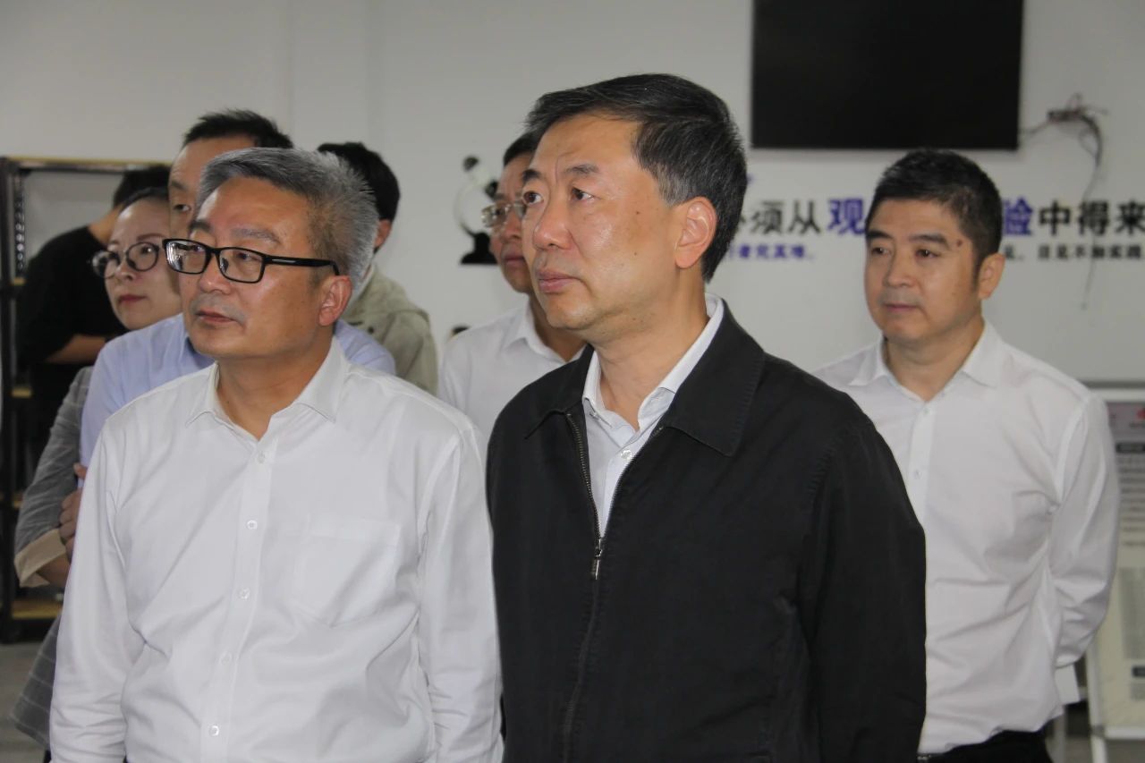 江阴市委书记许峰一行莅临富仁集团开展调研活动