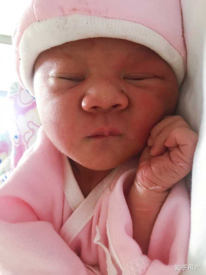 刚出生的新生儿宝宝是什么样呢？