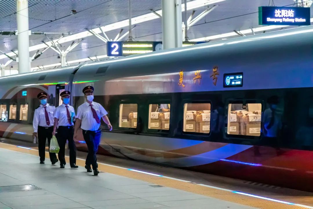 复兴号智能动车组进站京哈,京哈高铁复兴号抵达哈尔滨西站